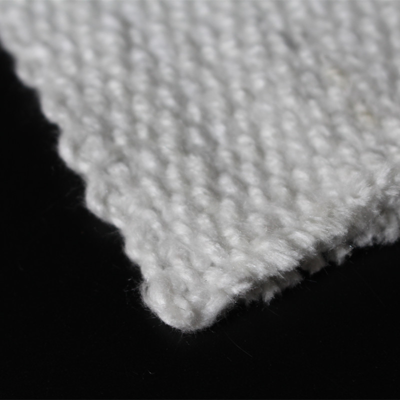 Quels sont les avantages de l'utilisation d'un tissu céramique dans les applications à haute température ?